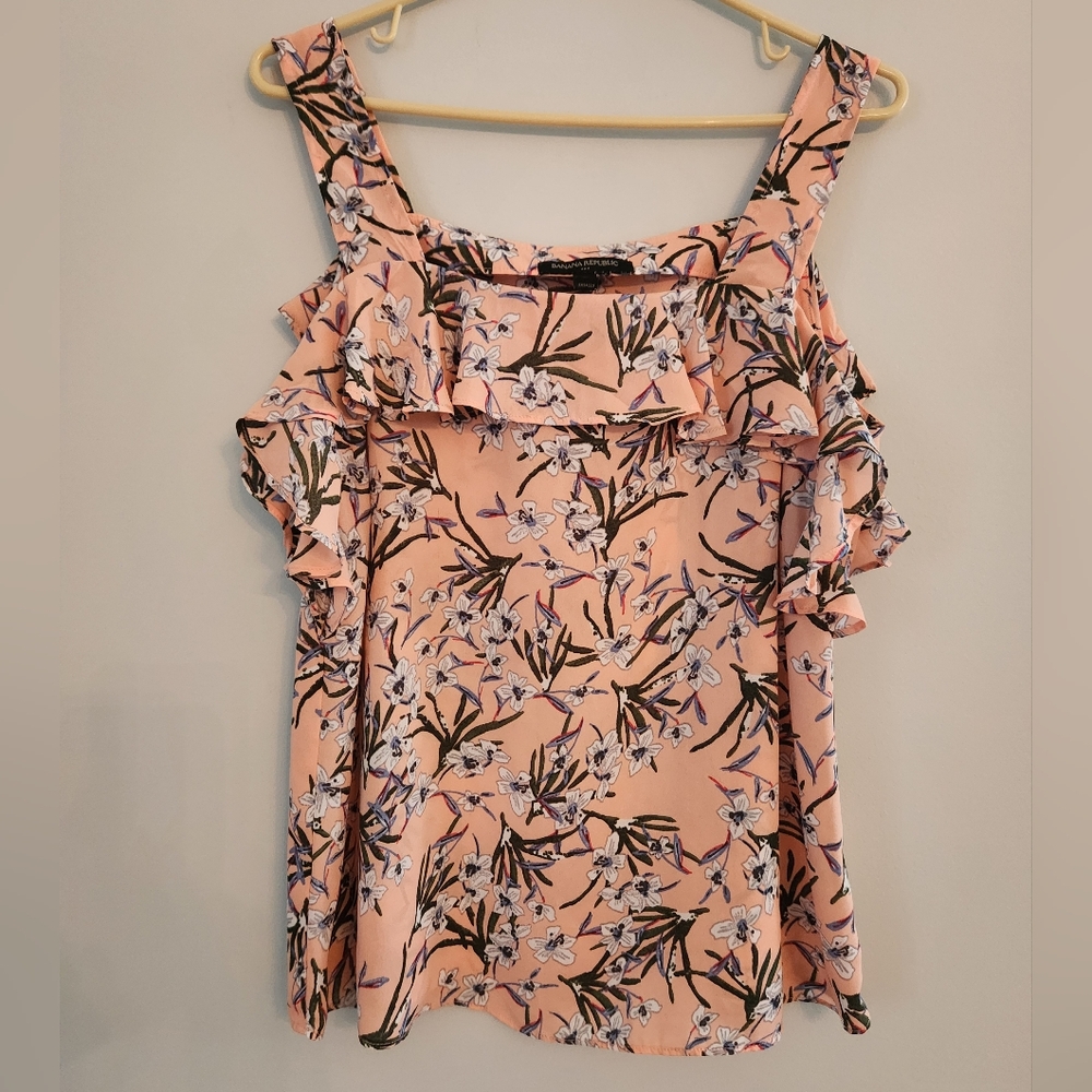 (4 For $20) EUC Banana Republic Peach Floral Print Blouse Ruffle accent. Size M